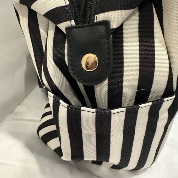 Alice and Olivia overnight bag - Picture 7 of 7